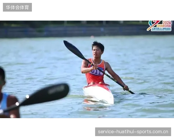 皮划艇选手骑浪冲顶爆发惊人大吼引全网模仿
